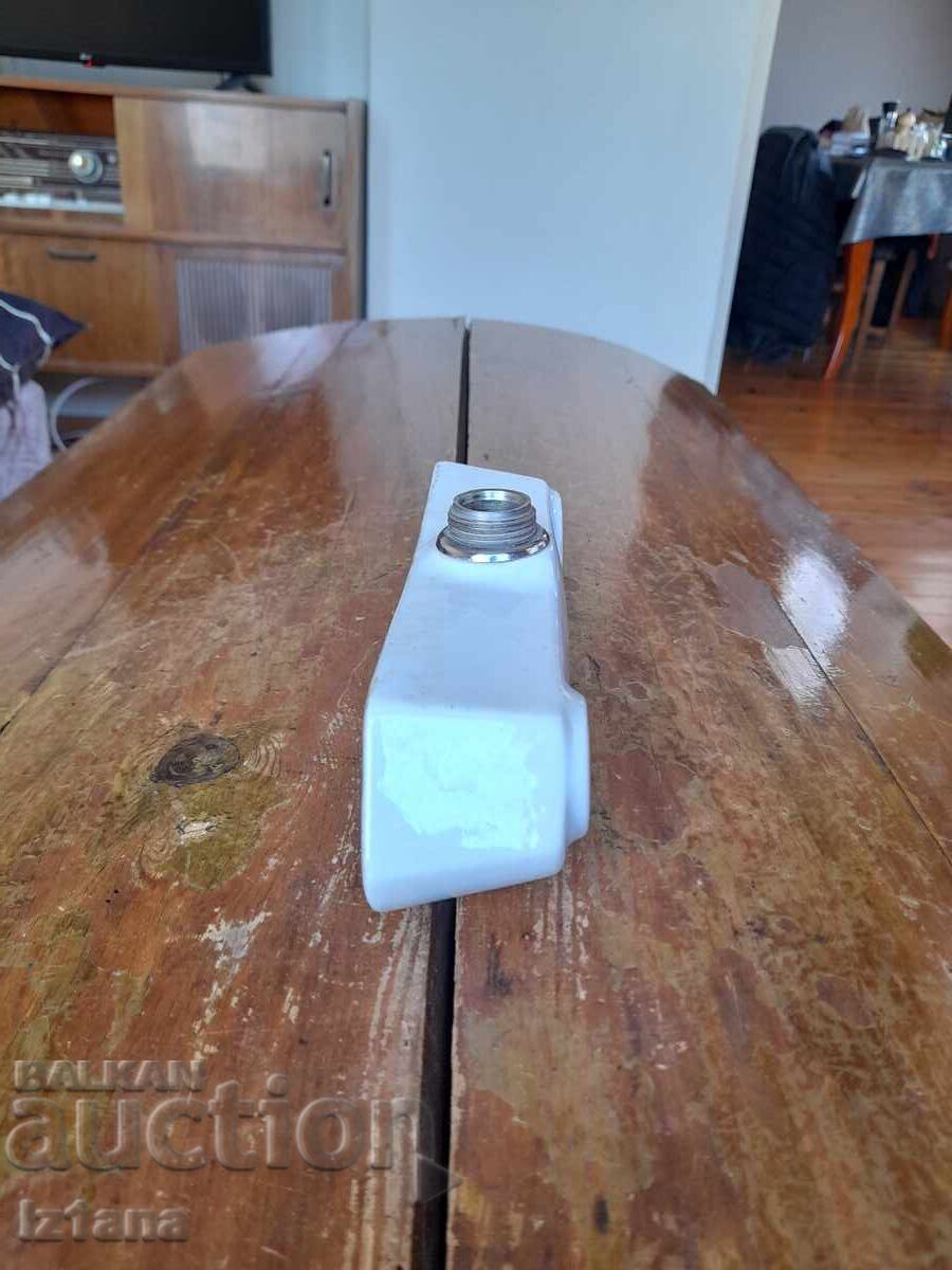 Carcasă veche din porțelan pentru robinete, baterie cu preț € 53.00 | 103.66 BGN