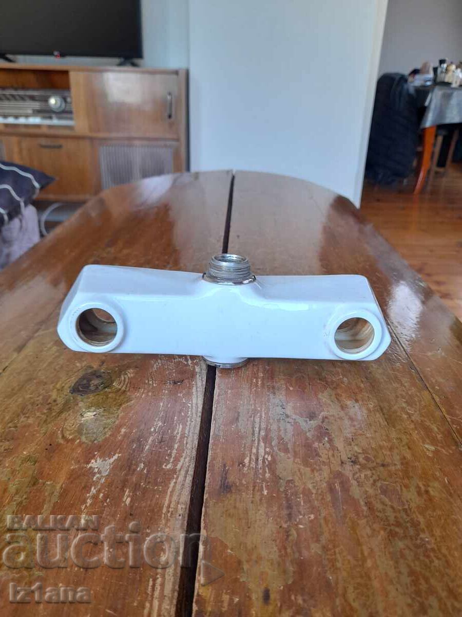 Carcasă veche din porțelan pentru robinete, baterie