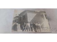 Photo Men in front of a newly built house