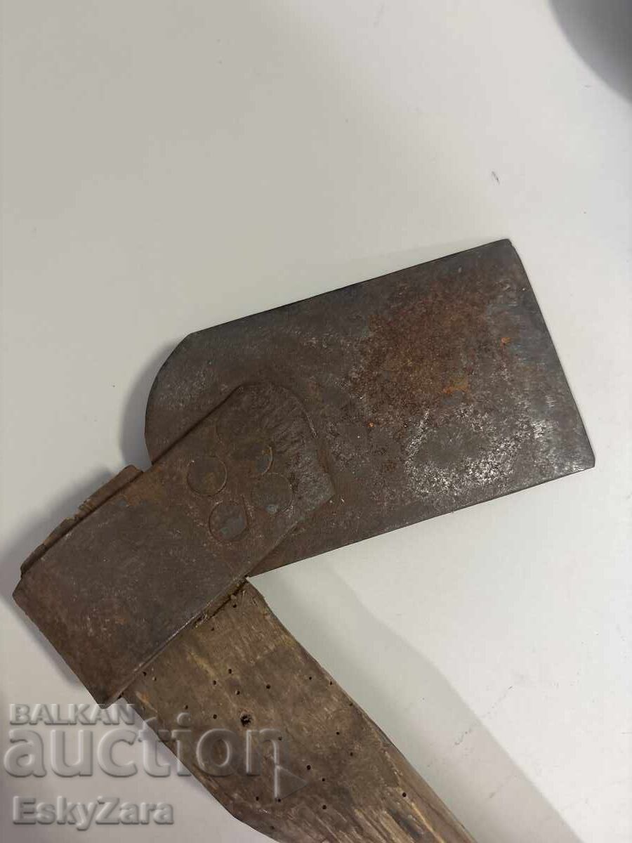 Стара кована брадва / тесла с дървена дръжка с цена € 60.00 | 117.35 лв.