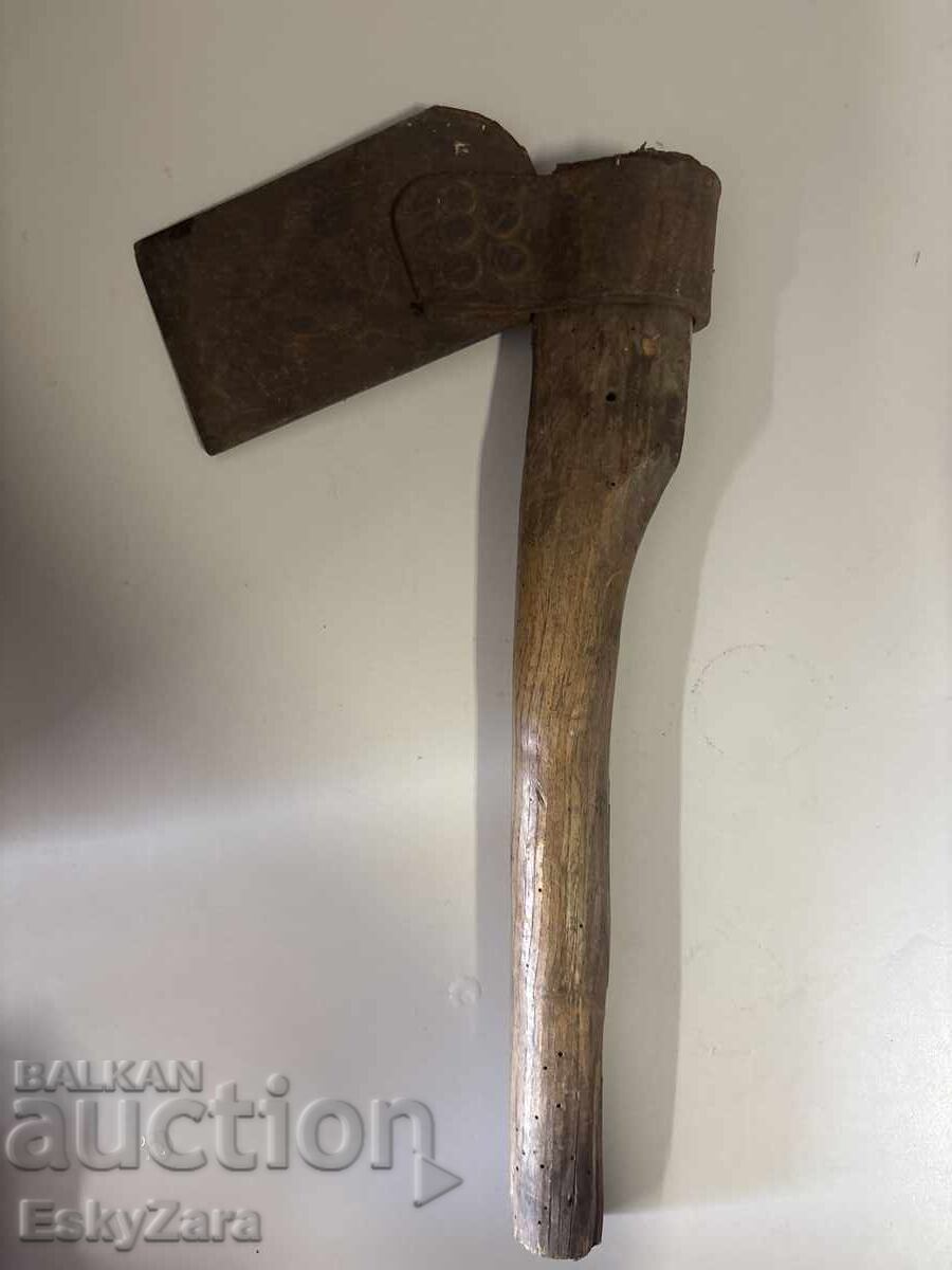Аукцион Стара кована брадва / тесла с дървена дръжка