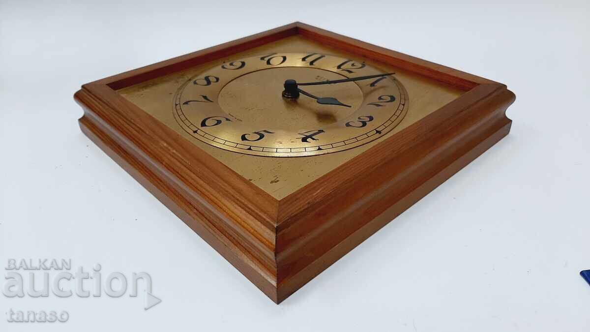 Delivery of Vintage wall clock Weimar – quartz – GDR – 23×23×4.5 cm