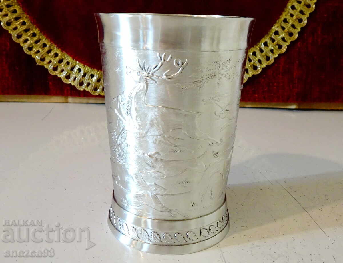 Pewter mug with picturesque hunting scenes