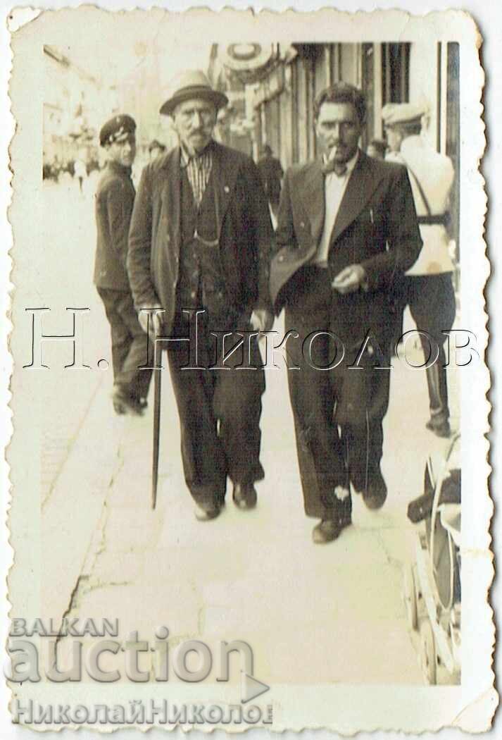 MICĂ FOTOGRAFIE VECHE SOFIA DOI BĂRBAȚI ÎN ORAȘ J958