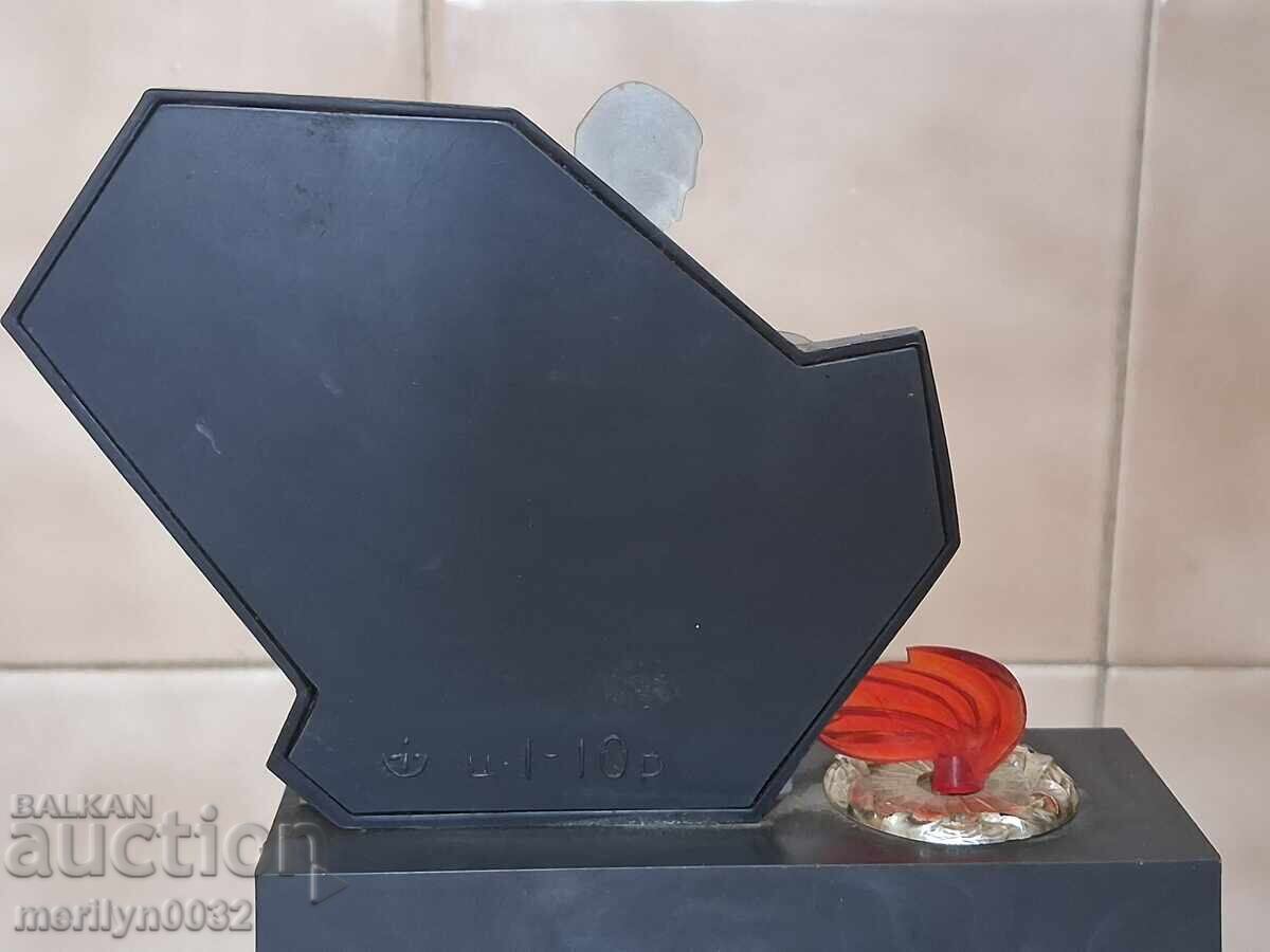 Фигура на паметник "Никто Не Забит" СССР сувенир бакелит с цена € 40.85 | 79.90 лв.