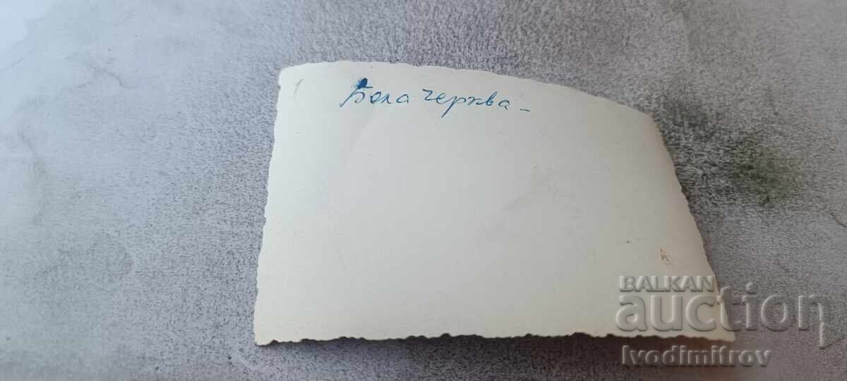 Φωτογραφία Μπιάντα Τσέρκβα άνδρες γυναίκες και αγόρι μπροστά από μονοκατοικία με τιμή € 1.34 | 2.62 BGN
