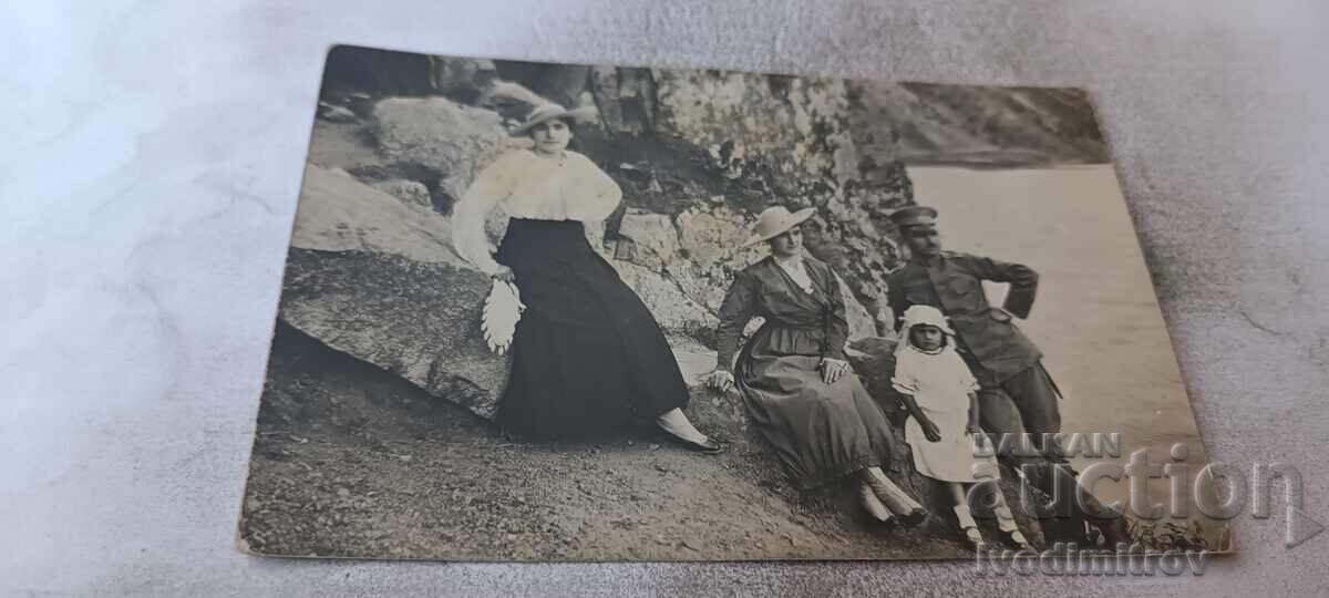 Photo Harmanli Officer two women and a girl by a lake 1917