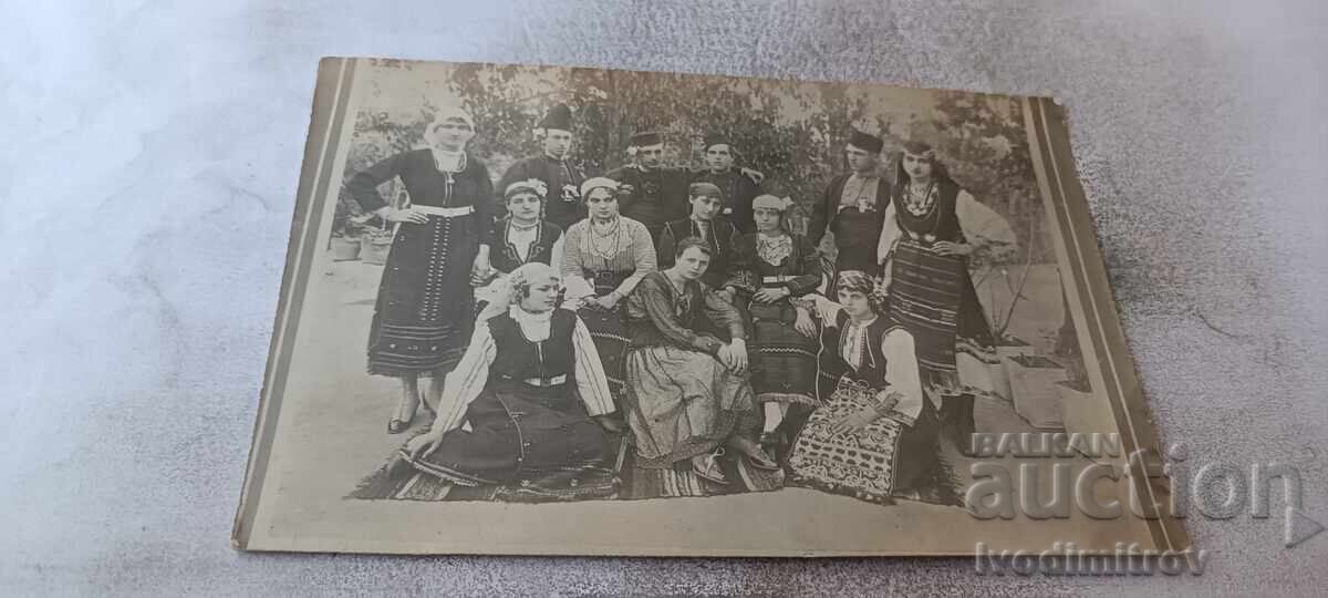 Photo Harmanli Young men and women in traditional clothing 1917