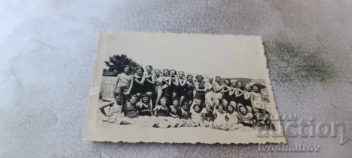 Снимка Млади момичета на плажа 1939