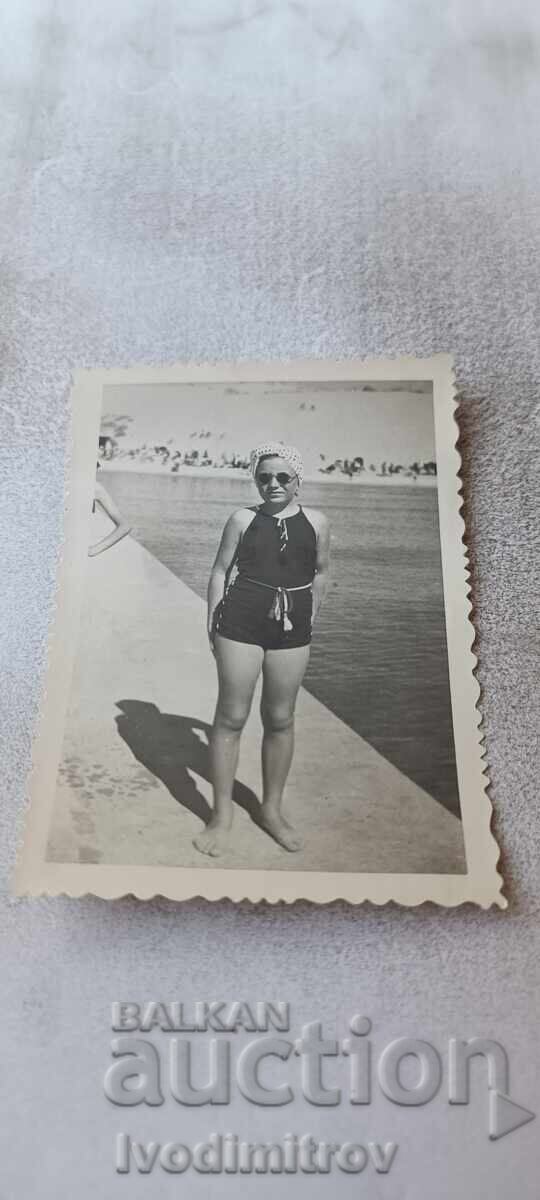 Снимка Несебъръ Младо момиче на пристана 1940