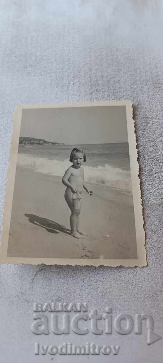 Fotografie Varna Fetiță pe malul mării 1953 Fotografie Varna Fetiță pe malul mării 1953