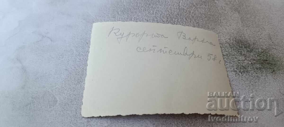 Снимка Варна Мъж две жени и две деца на брега на морето 1958 с цена € 0.84 | 1.64 лв.
