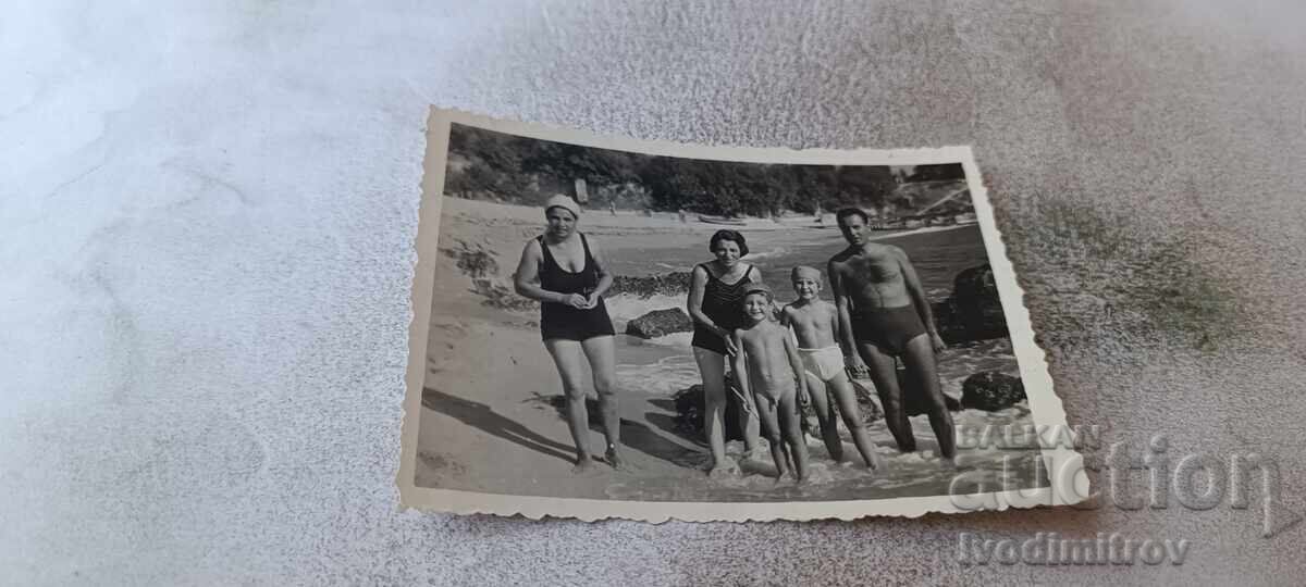 Снимка Варна Мъж две жени и две деца на брега на морето 1958