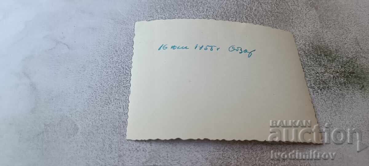 Снимка Обзор Мъже жени и деца в морето 1955 с цена € 1.08 | 2.11 лв.