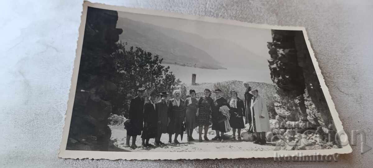 Снимка Охридъ Мъже и жени пред входа на крепостта 1943