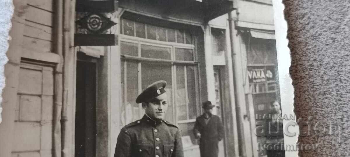 Photo Sofia Soldier and two girls on the sidewalk with price 1.24 €
