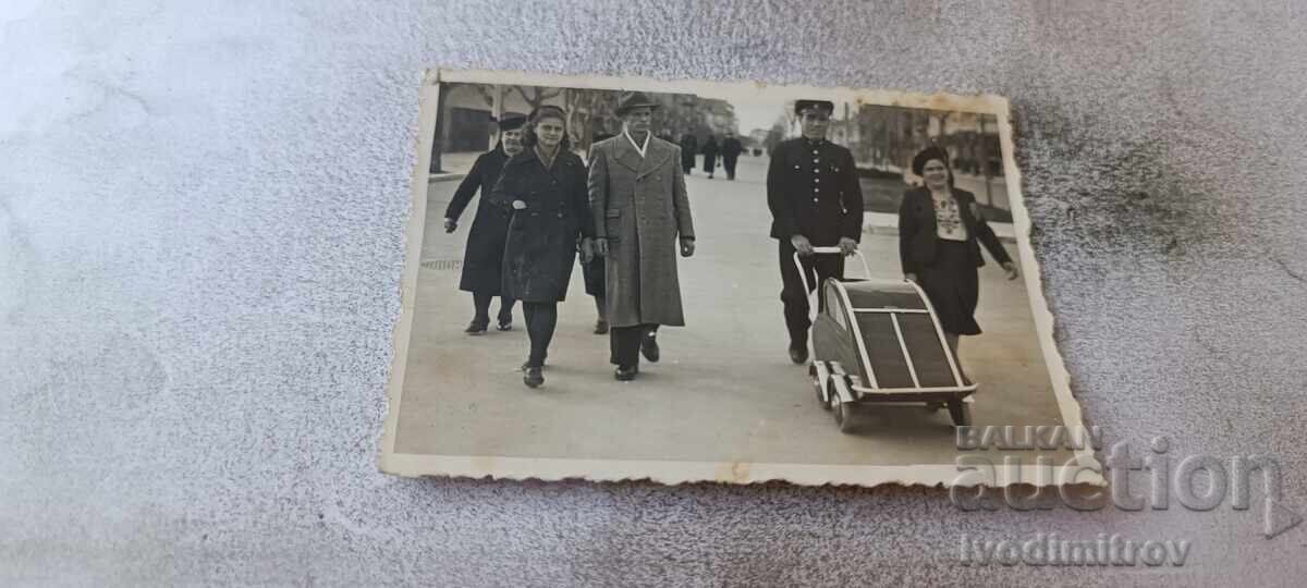 Fotografie Sofia Femei și bărbați cu un cărucior retro pentru copii la plimbare