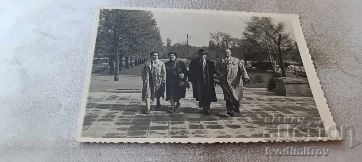 Φωτογραφία Σόφια Δύο άνδρες και δύο γυναίκες σε βόλτα 1957