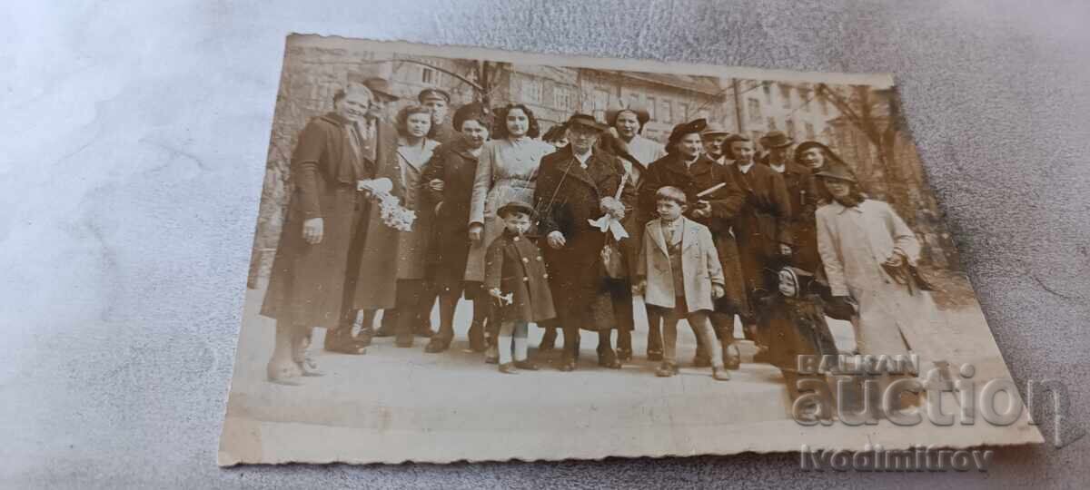 Снимка София Мъже жени и деца на площада 1942