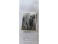 Снимка Пазарджик Две млади момичета на път към Острова