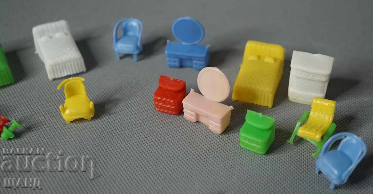 Delivery of Vintage plastic dollhouse furniture toys