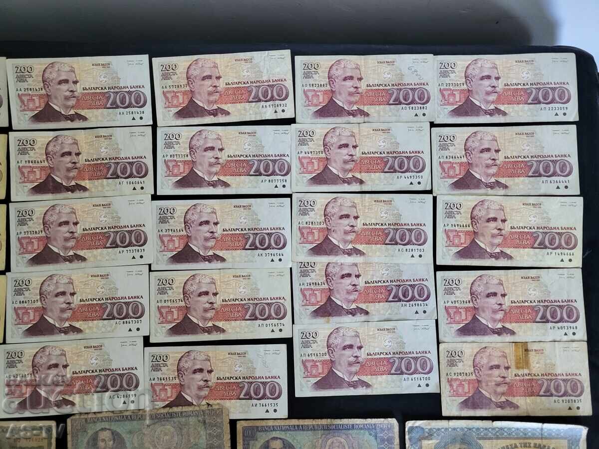 O mulțime de bancnote cu preț 59.00 €