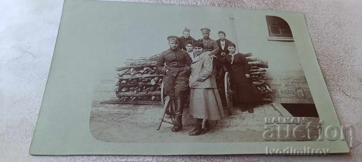 С-ка Офицер войник и млади момичета пред купчина дърва П С В