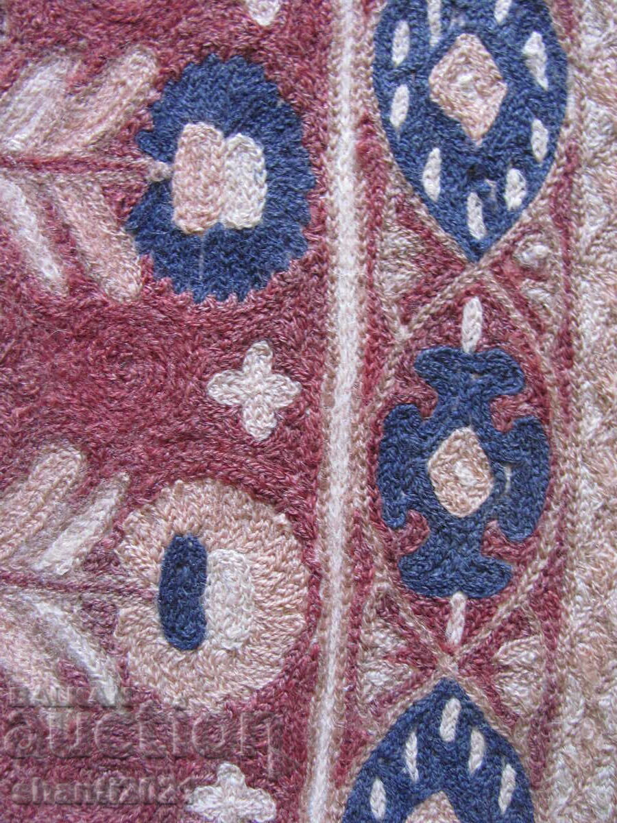 Auction Indian hand-embroidered rug, Kashmir wall hanging, 150x90 cm Auction Indian hand-embroidered rug, Kashmir wall hanging, 150x90 cm