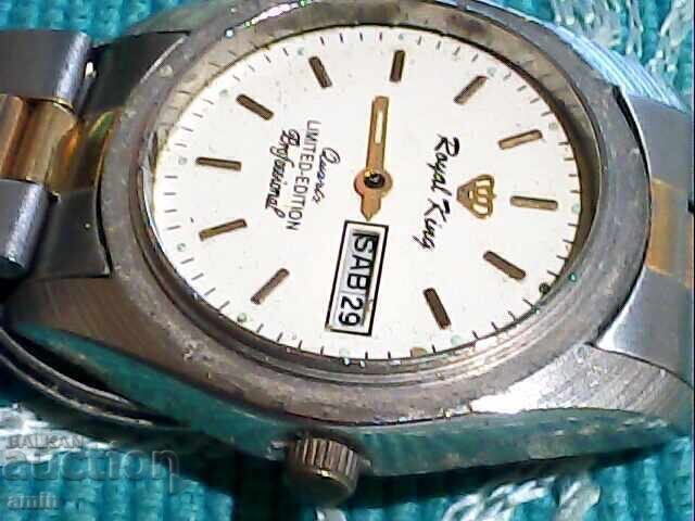 Auction  Gold-plated watch works perfectly missing glass