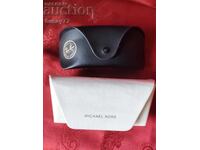 Tocuri rigide originale pentru ochelari — negru de la Ray-Ban și alb de la